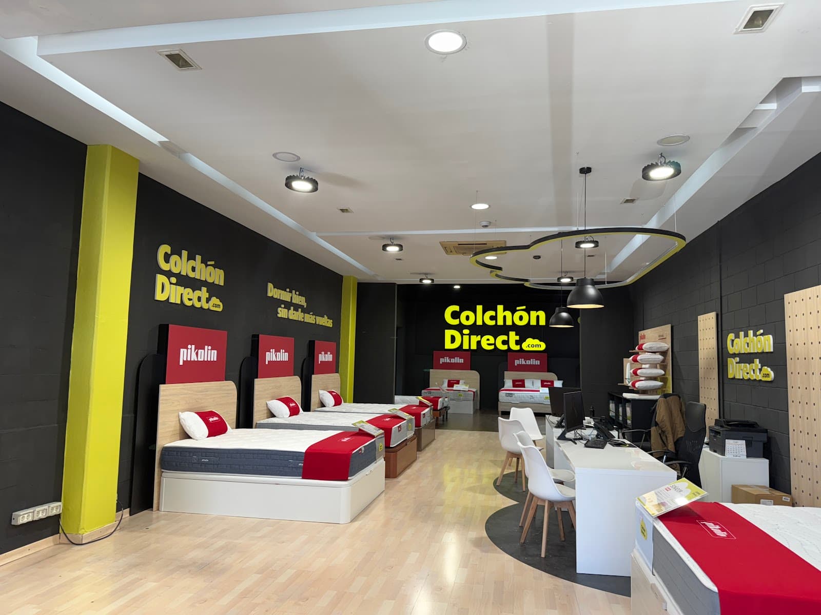 Interior de la tienda ColchonDirect en Badalona